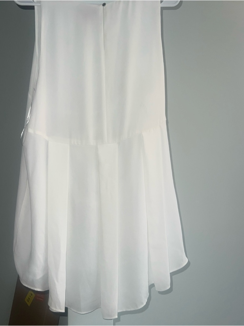 Vince  camuto Sheer And Flowy Buttercream Top Size L NWT - Picture 5 of 9